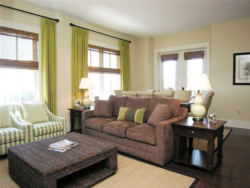 Deluxe Condo, 3 Bedrooms
