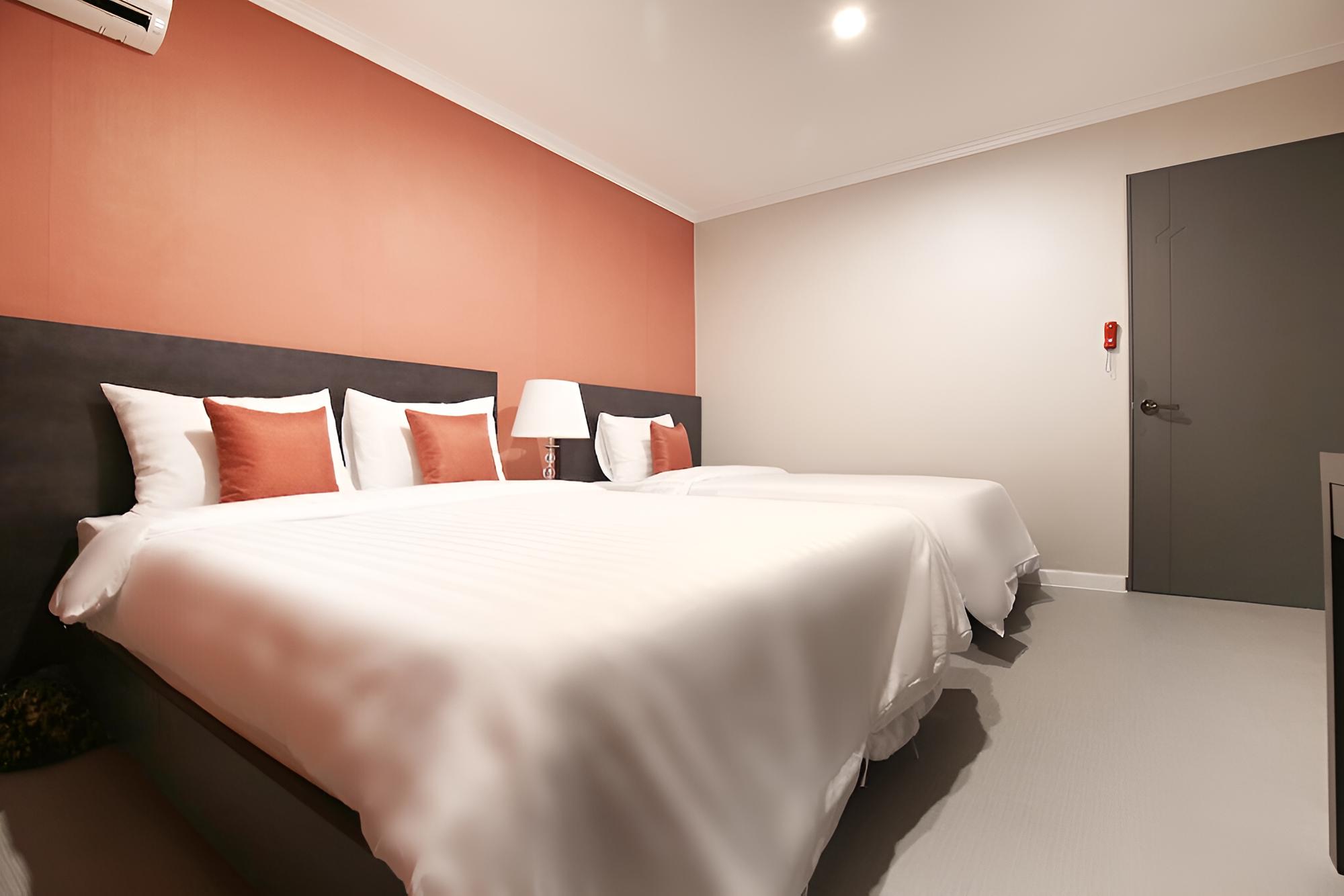 Room (Twin) - Photo 3