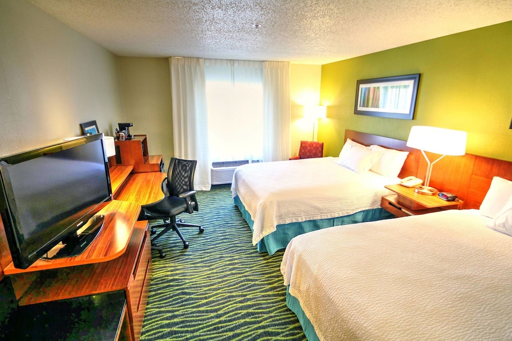 Room, 1 King Bed (Mobility Accessible, Tub) photo 2