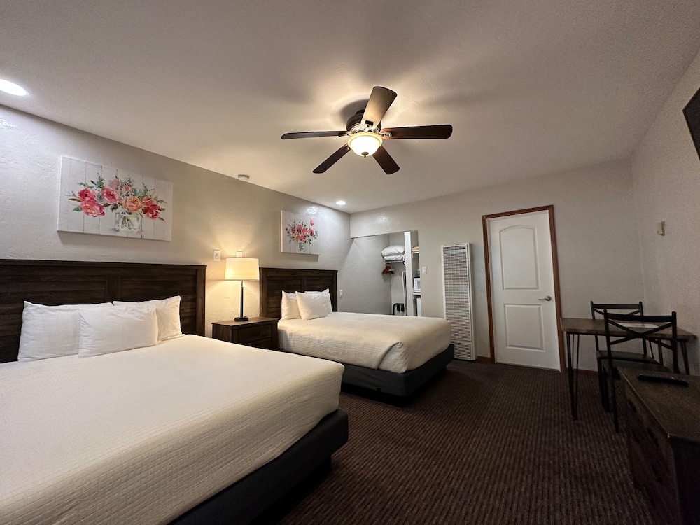 Standard Room, 2 Queen Beds photo 1