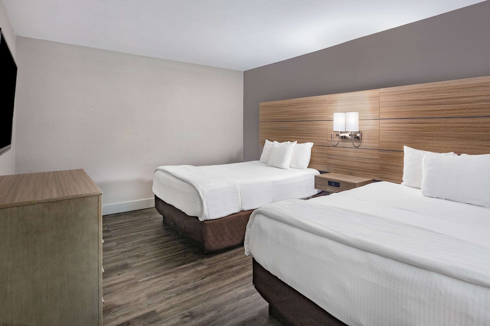 3 Queen Beds, 2 Bedroom Suite, Non-Smoking - Photo 2