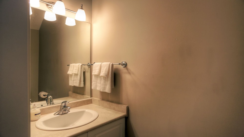Elite Condo, Multiple Beds, Lake View photo 3