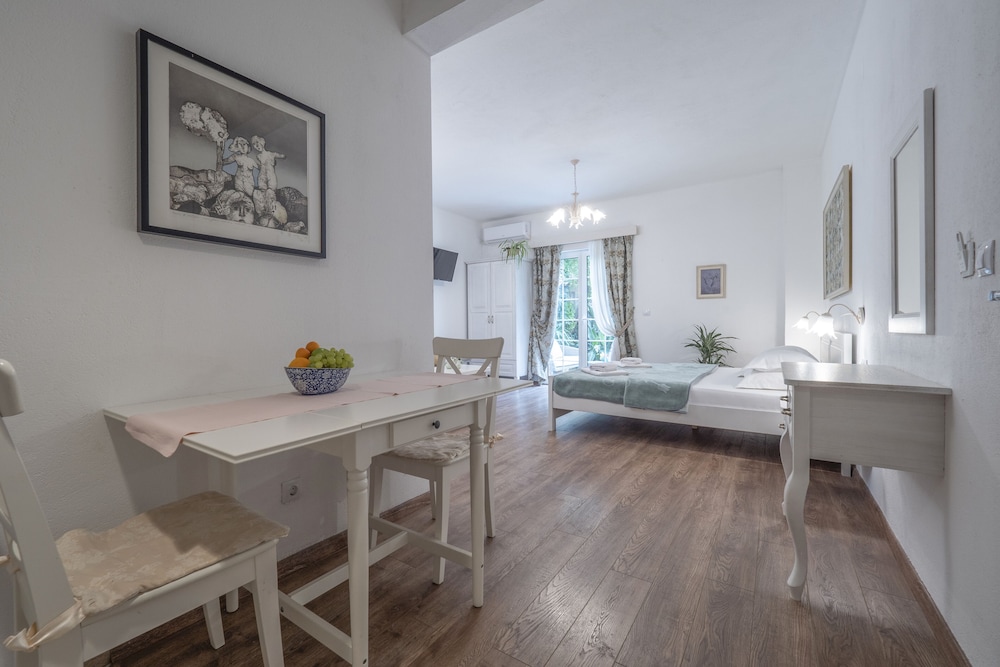 Romantic Studio Suite, Non Smoking, Garden View - Photo 4