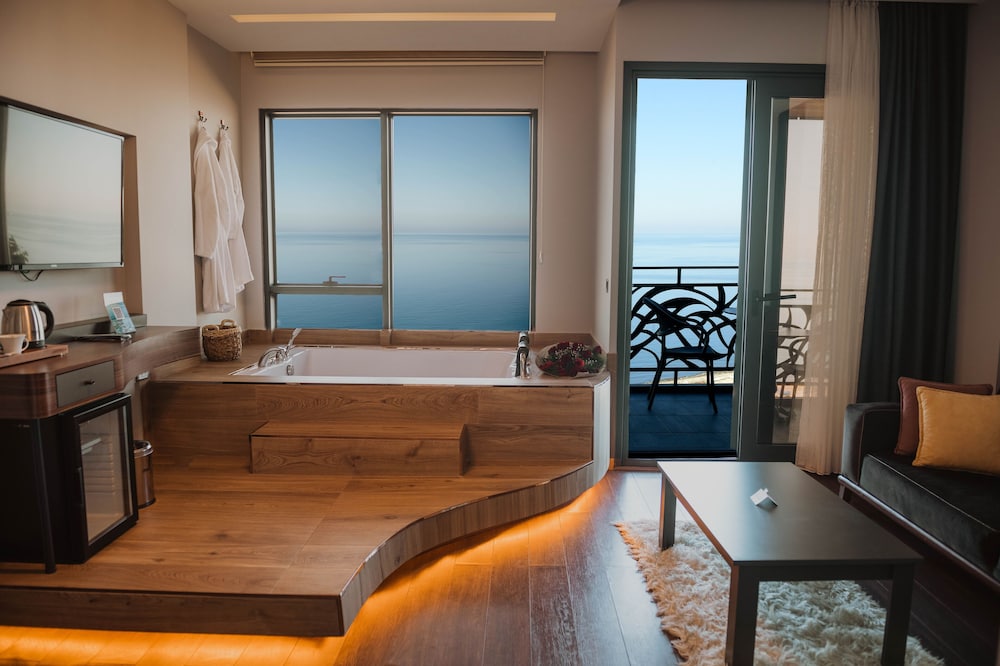 Black Sea Suite with Jacuzzi and Sea View - Photo 1