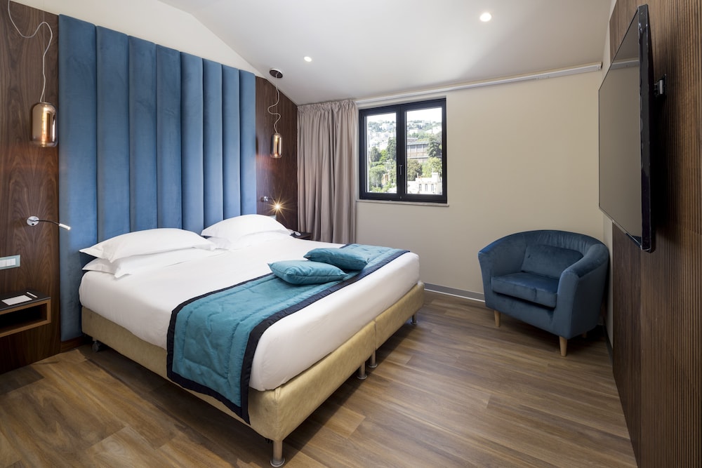 Junior Suite, Multiple Beds, Non Smoking, Balcony (Living Room) - Photo 1