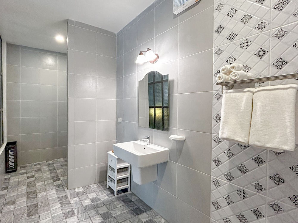 Executive Suite - Photo 8