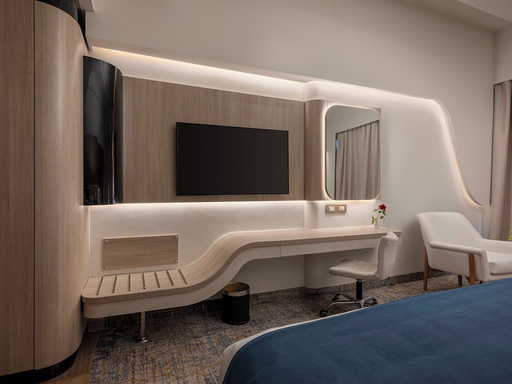 Standard Room, 1 King Bed with Sofa bed, Balcony photo 3