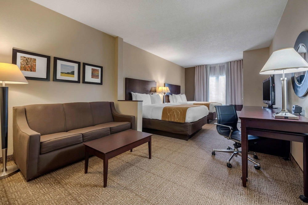 Suite, Multiple Beds, Non Smoking (2 Queen Beds and Sleeper Sofa) - Photo 5