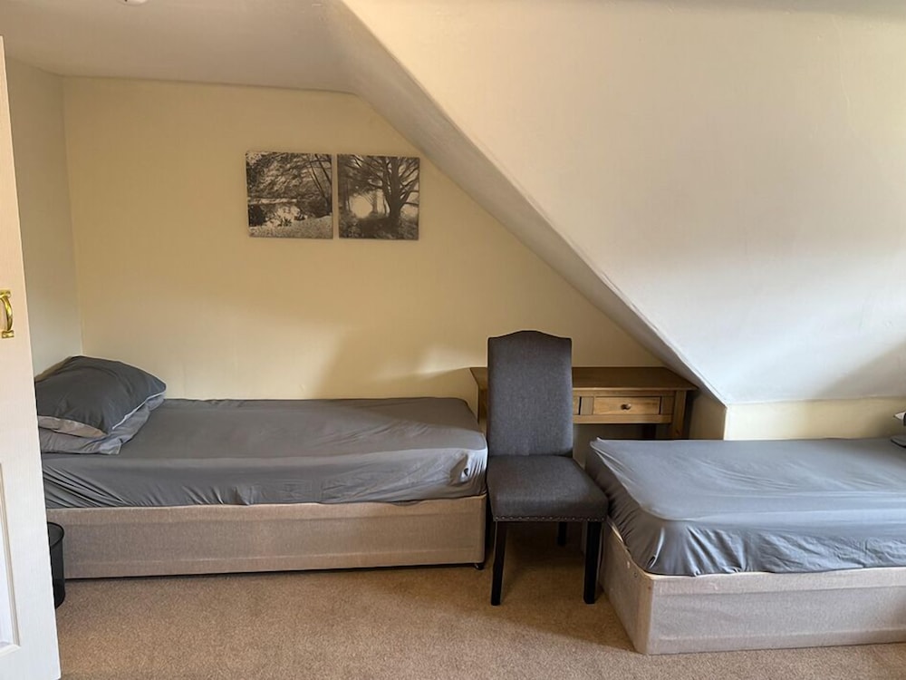 Basic Quadruple Room, Ensuite photo 3