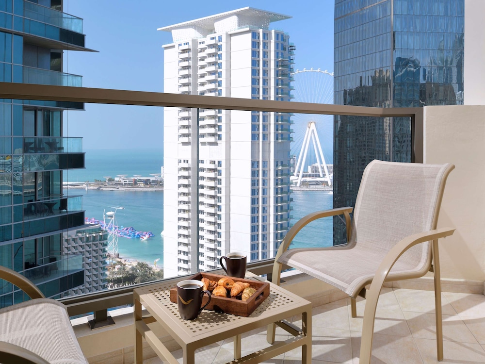 Executive Room, 1 King Bed, Balcony, Partial Sea View