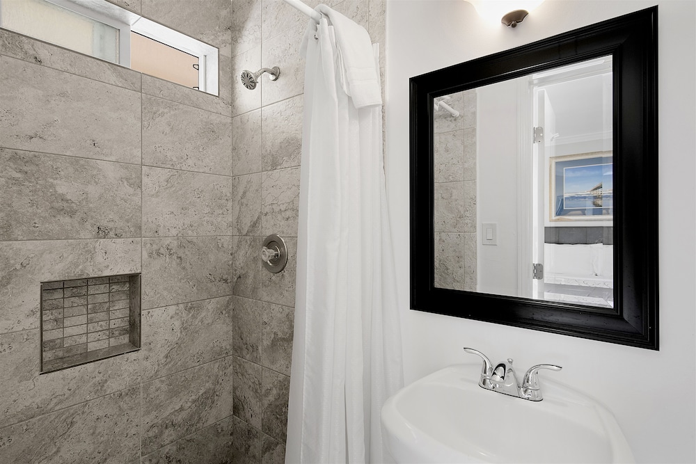 Standard Room, 1 Queen Bed, Balcony, Ocean View (Not Pet Friendly) - Photo 2