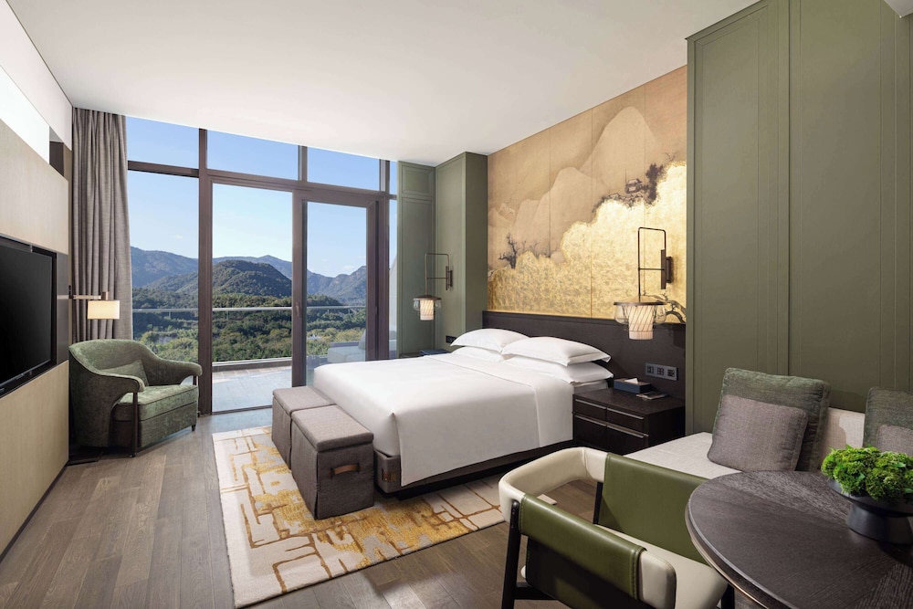 Room, 1 King Bed, Non Smoking, Mountain View photo 1