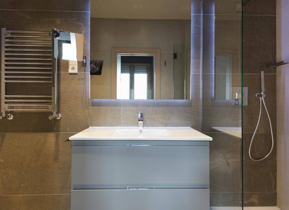 Exclusive Apartment, 3 Bedrooms, City View - Photo 4