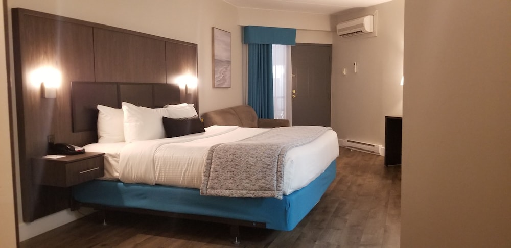 Suite, 1 King Bed, Non Smoking, Balcony (Shower Only;with Sofabed)