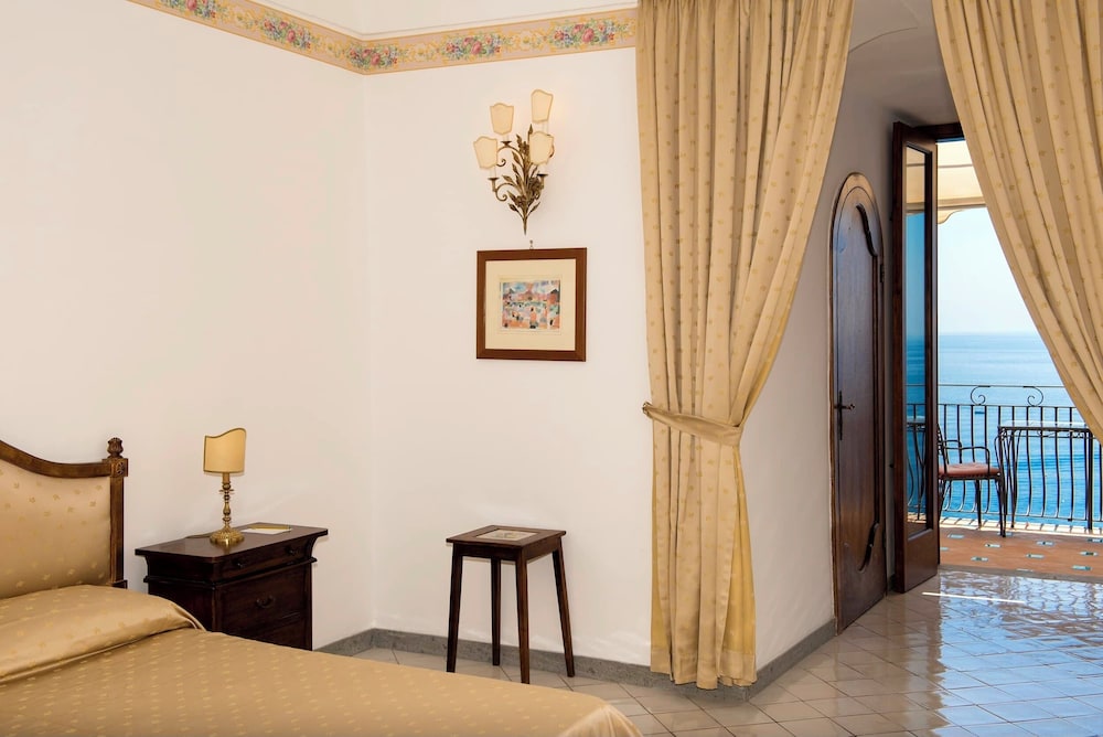 Classic Room with Double Bed or 2 Single Beds, Front or Side Sea View - Photo 3