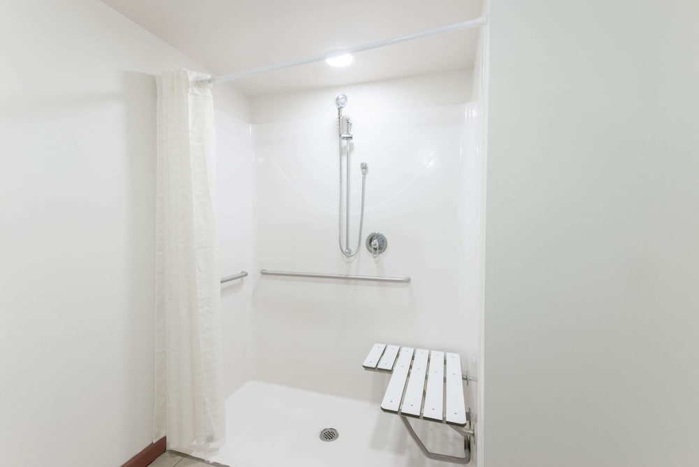 Room, 1 King Bed, Accessible, Non Smoking (Mobility Roll-In Shower) - Photo 3
