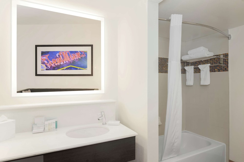 Studio Suite, 1 King Bed, Corner - Photo 5