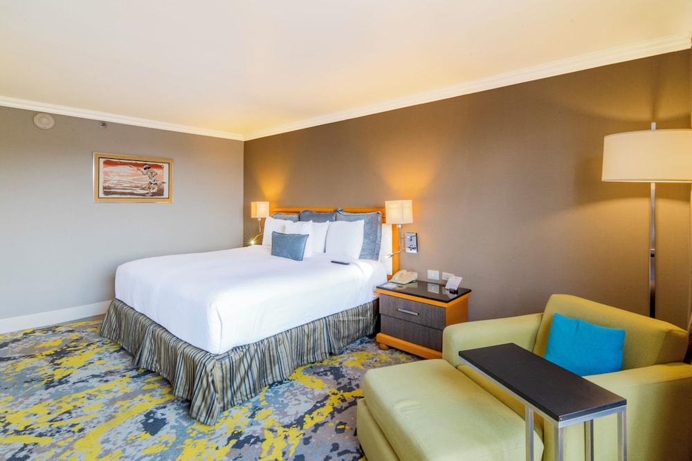 Deluxe Room, 1 King Bed, Balcony - Photo 3