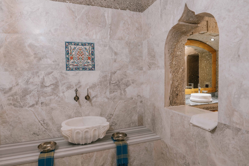 Executive Suite - Photo 9
