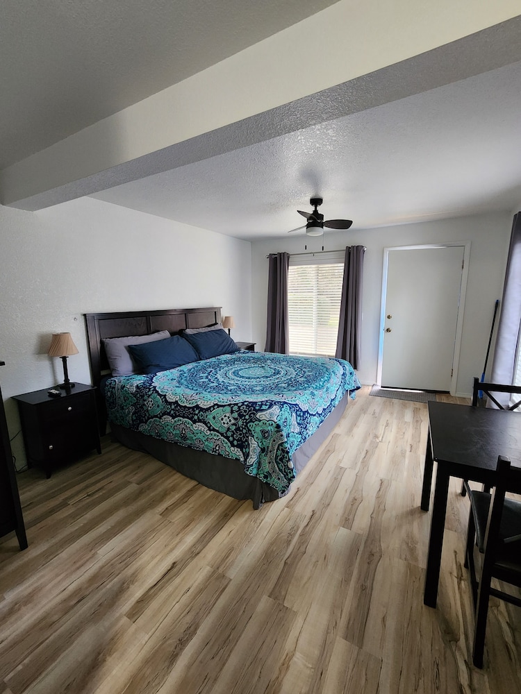 Deluxe Studio Suite, 1 King Bed, Non Smoking, Kitchenette photo 2
