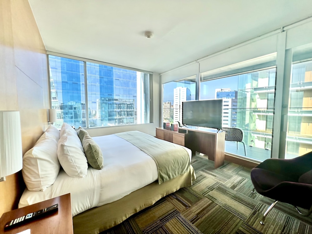 Suite, 1 King Bed, Non Smoking, Balcony (Living Room) - Photo 3