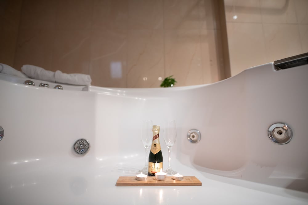 Deluxe Suite, 1 King Bed, Hot Tub, Garden View photo 3
