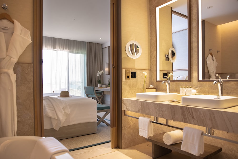 Ocean Balcony Deluxe Room - Photo 7