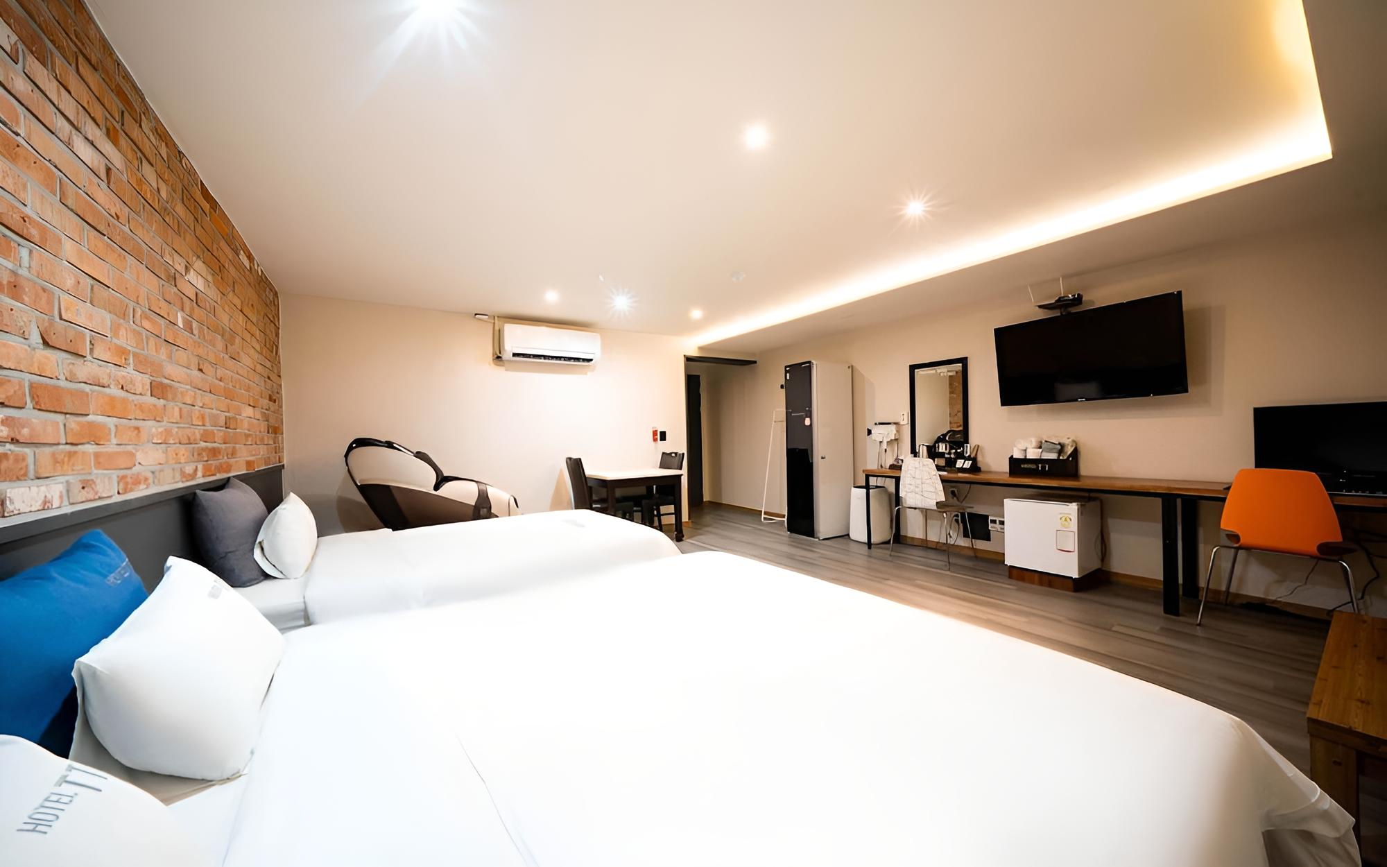 Room (VIP Room-Body Friend Massage Chair (N) - Photo 21