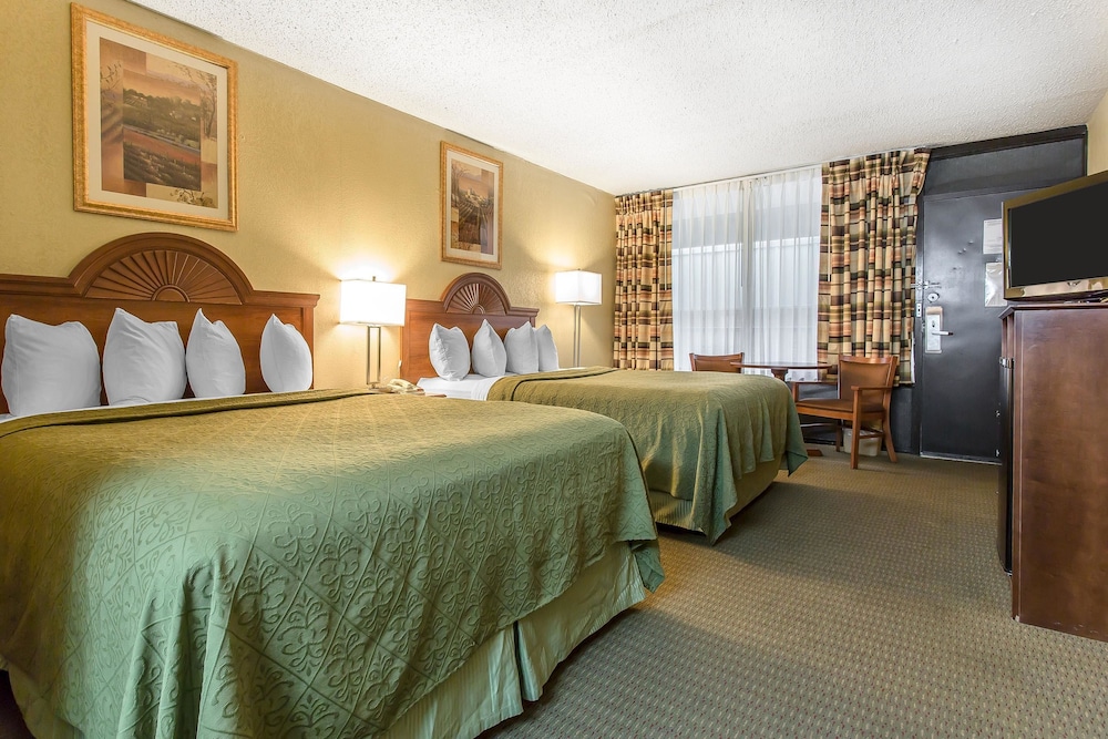Standard Room, 2 Queen Beds, Smoking photo 1