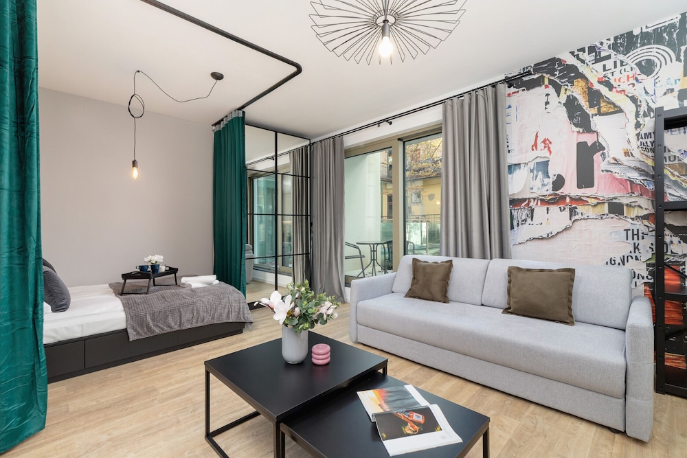 Studio, Balcony