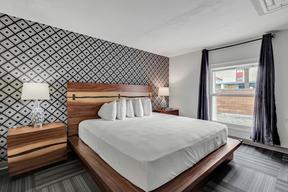 Standard Suite, 1 King Bed, Non-Smoking photo 1