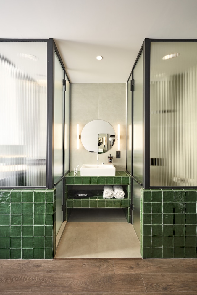 Double or Twin Room - Photo 12