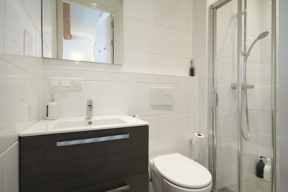 Economy Double Room, 1 Queen Bed, Non Smoking, Canal View photo 3