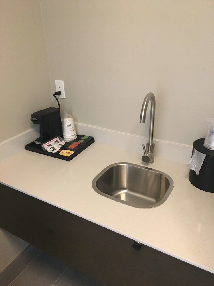 Suite, 1 King Bed, Non Smoking, Refrigerator & Microwave - Photo 5