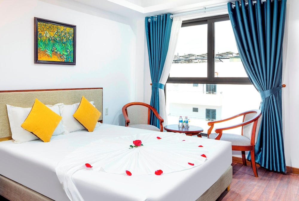 Deluxe Double Room, 1 King Bed, Bathtub, City View photo 2