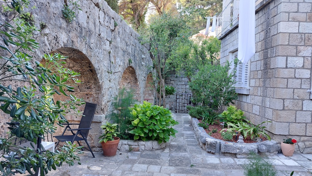 Classic Apartment, Garden Area photo 2
