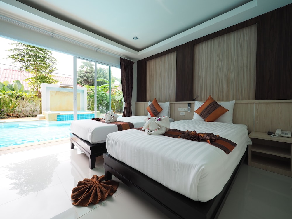 Superior Pool Access Twin Bed photo 2