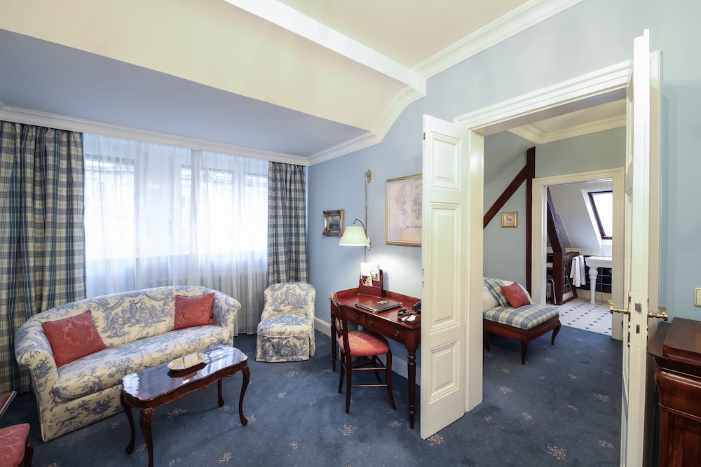 Deluxe Double Room - Photo 21