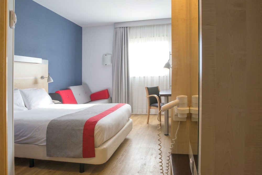 Standard Room, 1 Queen Bed, Accessible (Free Breakfast) - Photo 1