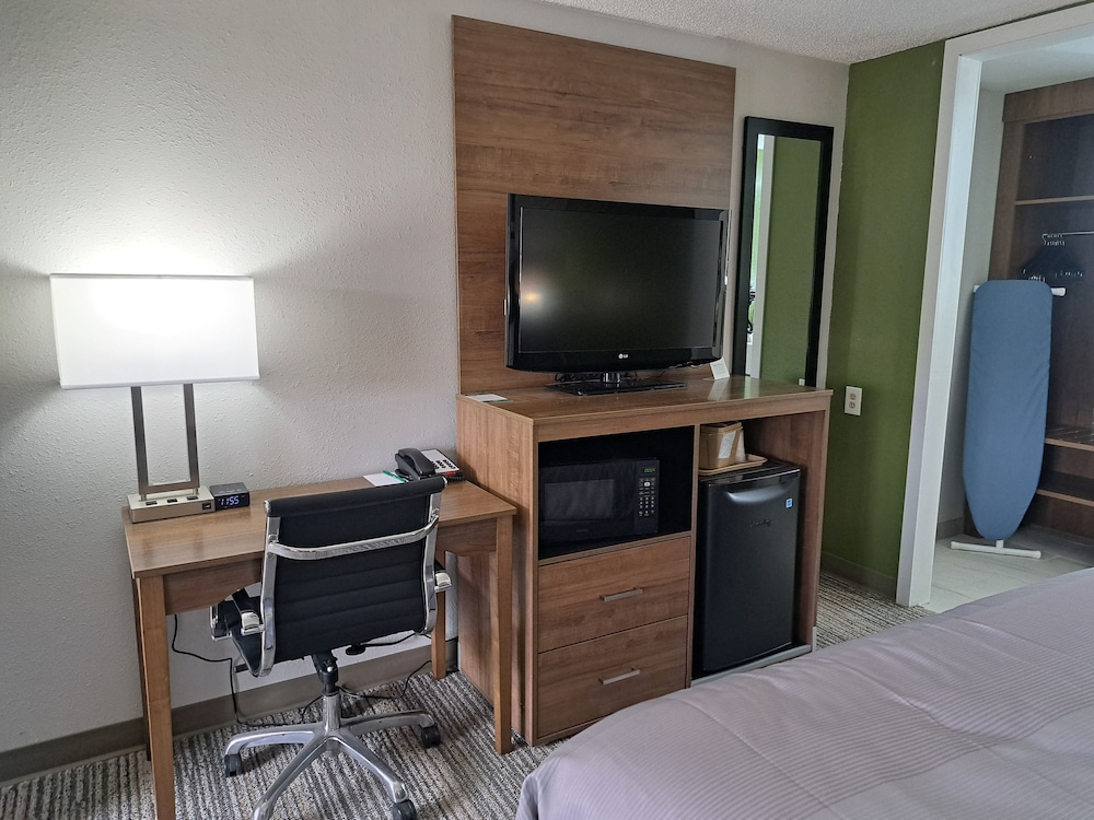 Standard Room, 1 King Bed, Non Smoking - Photo 2