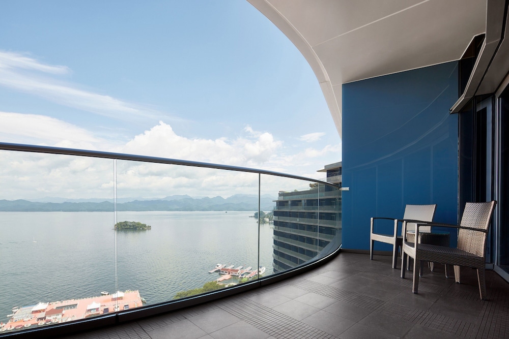 Deluxe Suite, 1 King Bed, Lake View - Photo 3