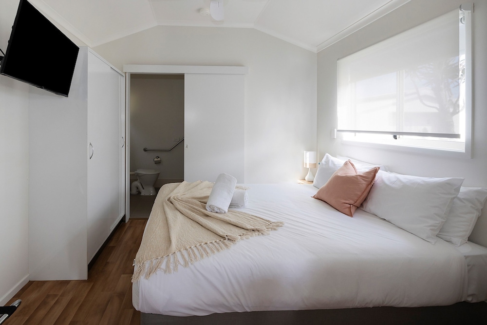 Deluxe Cabin - Sleeps 2 - Accessible - Dog Friendly
