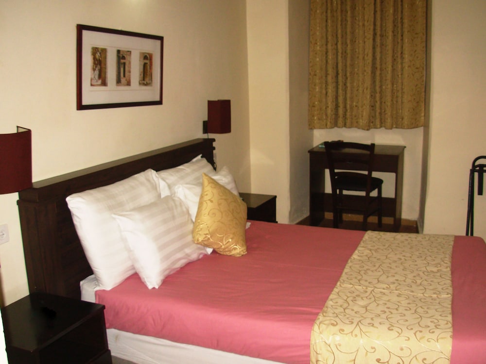 Economy Double Room (semi basement) photo 3
