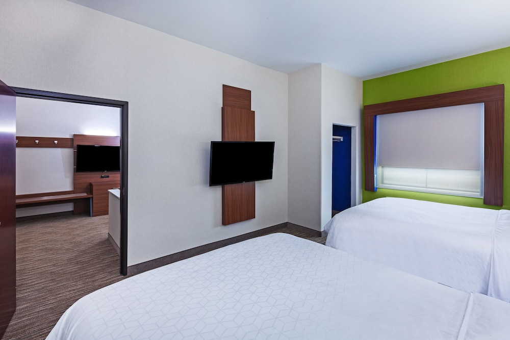 Suite, 2 Bedrooms - Photo 2