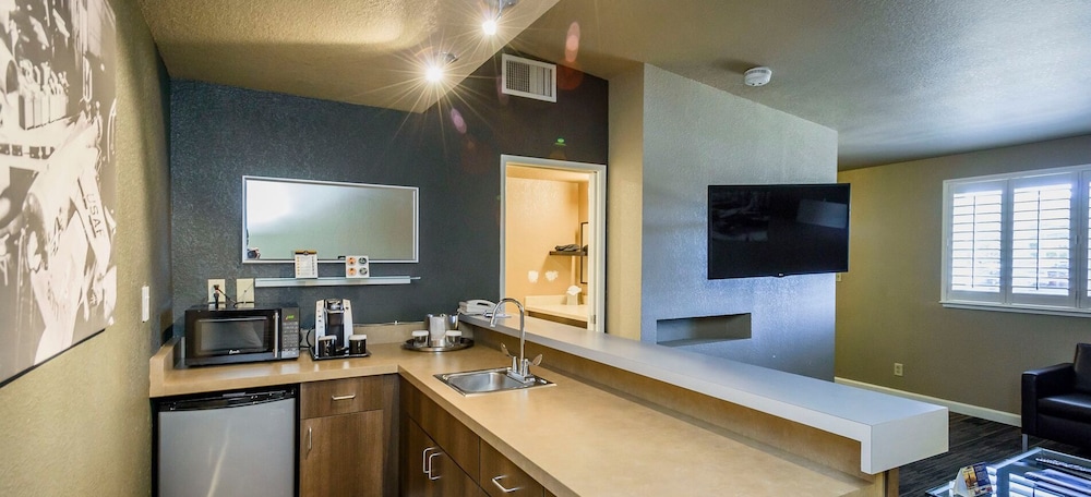 Executive Suite, 1 Bedroom (King) - Photo 8