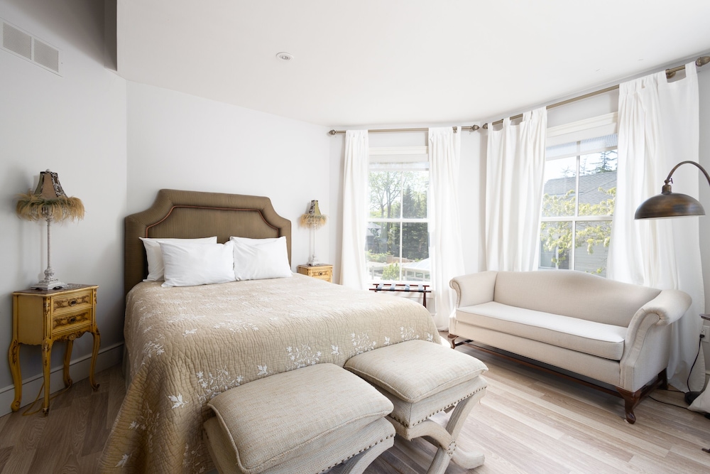 Superior Room, 1 Queen Bed (Gallery Room) photo 2