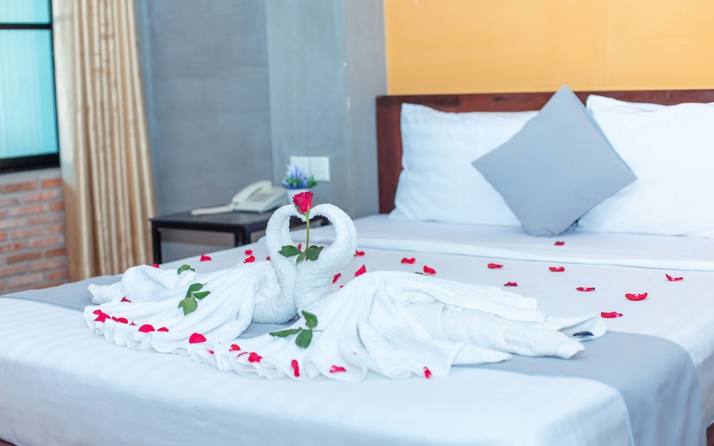 Deluxe Suite, 1 King Bed, City View, Corner photo 3