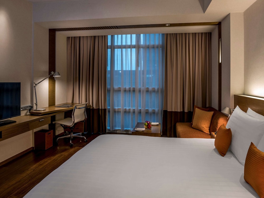 Superior Room, 1 King Bed thumbnail 5