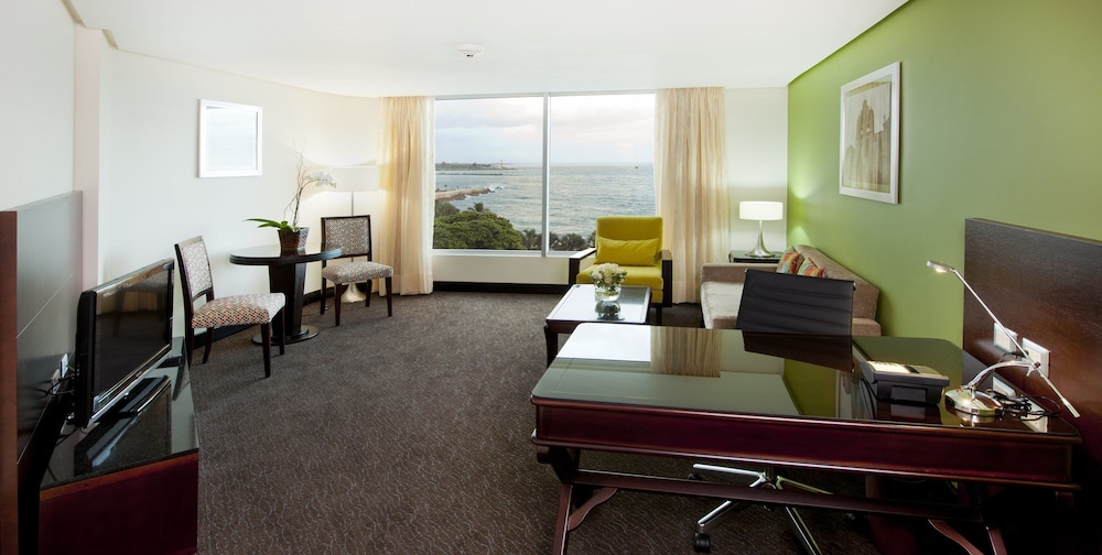Club Suite, 1 King Bed (Luxurious, Club Floor) thumbnail 5