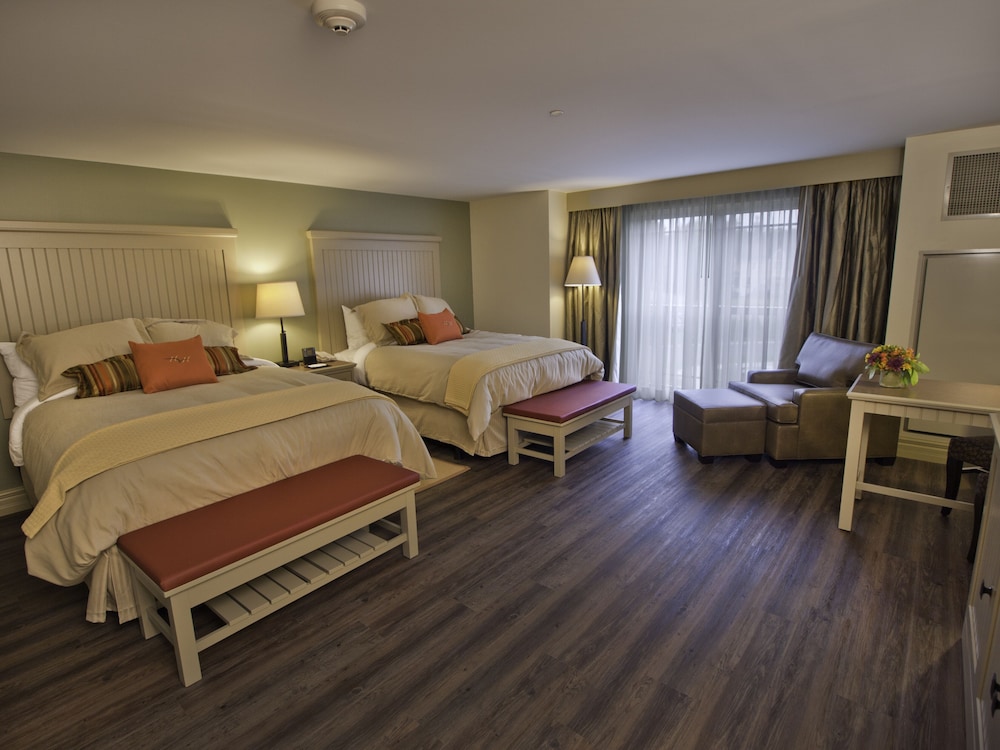 Double Queen Village View Jacuzzi Suite photo 1